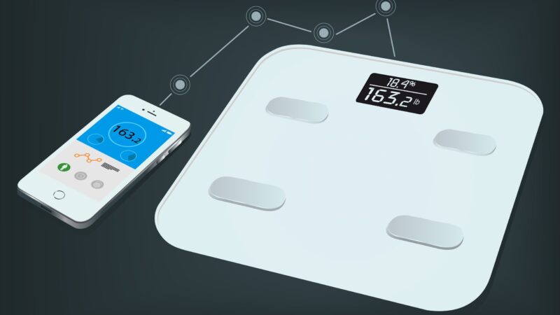 Smart weight scale and a smartphone with weight information on it's display.